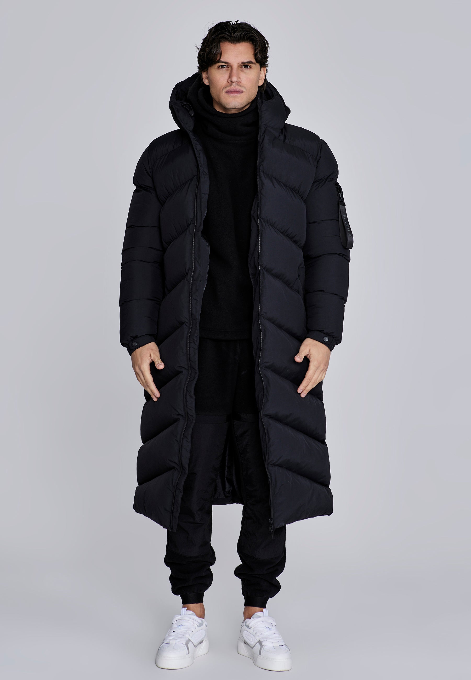 Longline Puffer in Black Jacken SikSilk